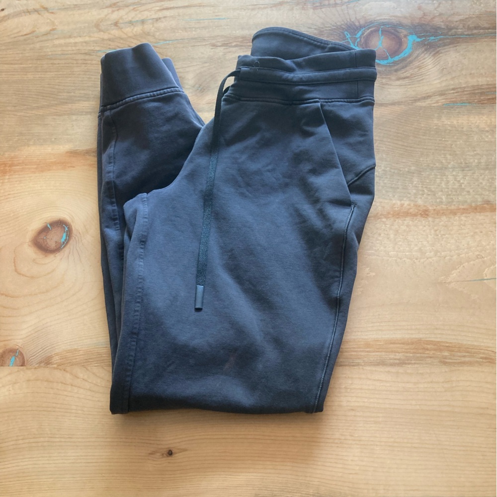 Lululemon joggers women’s size 6.